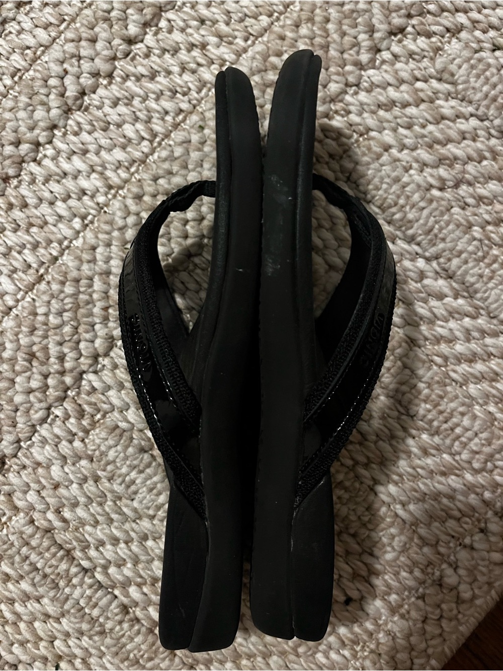 Vionic Black Patent Strap Flip Flop Sandals - Picture 4 of 4